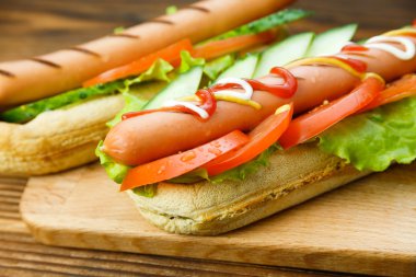 Taze sebze ile baharatlı hotdog