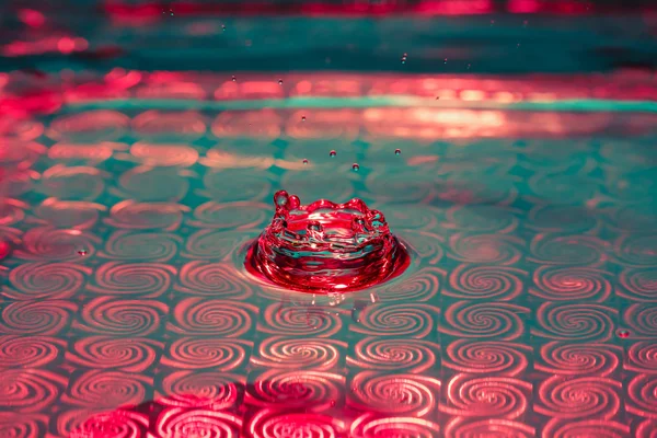 Mooie kleurrijke water splash uit gevallen drop — Stockfoto