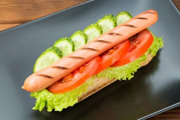 Pikantne Hot-Dog z świeżych warzyw na czarnej płycie — Zdjęcie stockowe