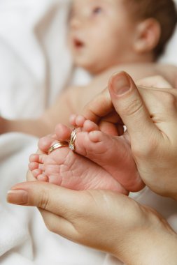 Alyans annelerin elinde babys ayakları