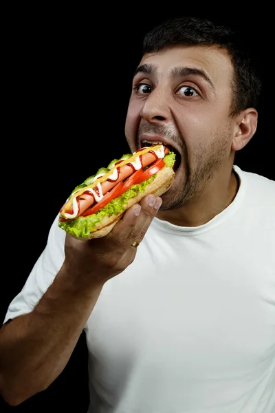 Armênio homem comendo cachorro quente — Fotografia de Stock