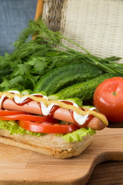 Taze sebze ile baharatlı hotdog