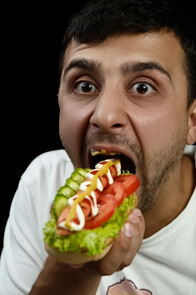 Armênio homem comendo cachorro quente — Fotografia de Stock