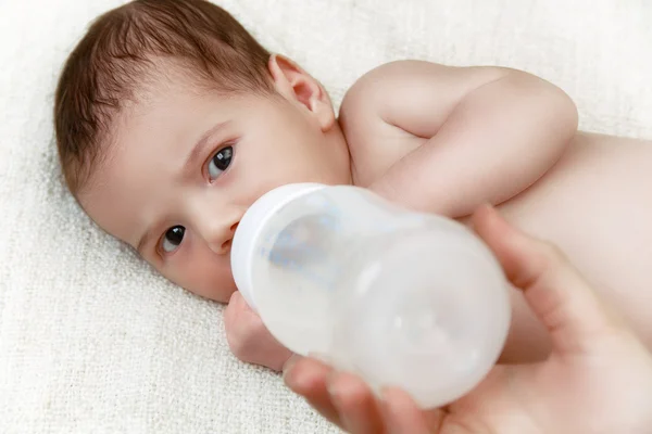 Pasgeboren baby eten uit de plastic fles — Stockfoto