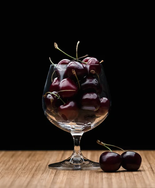 Bicchiere di brandy pieno di ciliegie fresche — Foto Stock