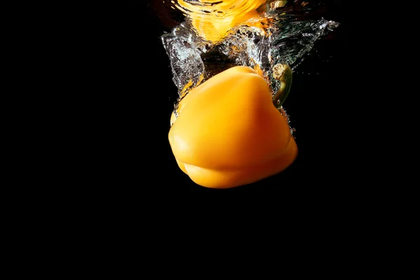 Yellow bulgarian pepper falls into the water — Stock Photo, Image