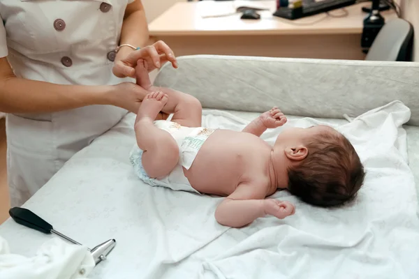 Pediatra examinando pequeno bebê recém-nascido — Fotografia de Stock