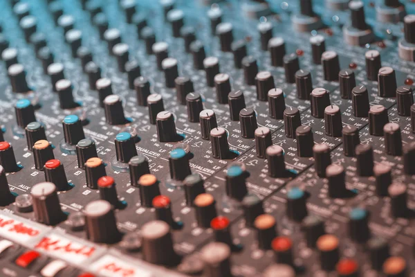 Geluid opname apparatuur. Muziek mixer besturingselementen — Stockfoto