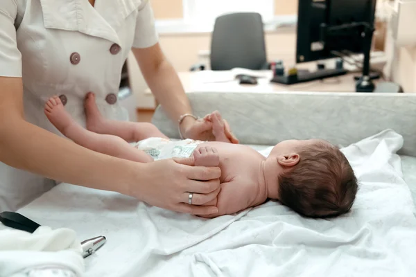 Pediatra esaminando littlle neonato — Foto Stock