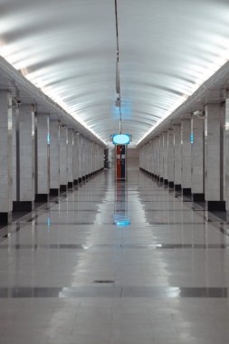 Açık metro platformu
