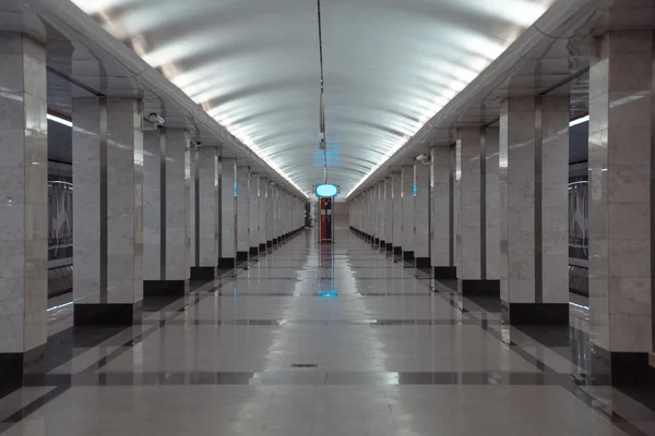 Duidelijk metro platform — Stockfoto