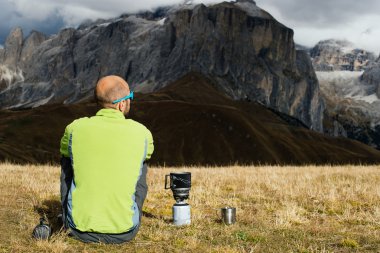 Adam turist lezzetli kahve öğle yemeği için dağlarda hazırlar