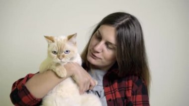 Ne zaman kadın kedi onun kucağına umurunda bir kadın kedi saldırıları