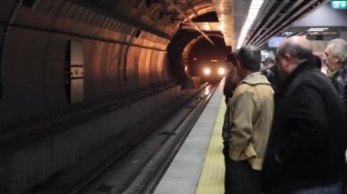 Tren İstasyonu'na, 18 Aralık 2013, Sirkeci istasyonu Istanbul - Türkiye gelmekten daha Marmaray Metro, yolcu treni bekle.