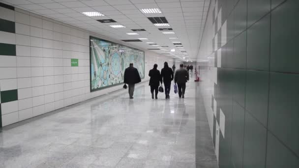 Metro de Marmaray, Los pasajeros van a la estación de tren, 18 Diciembre 2013, Estación Sirkeci ISTANBUL - TURQUÍA — Vídeos de Stock