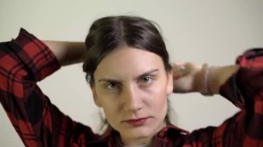 çekici bir kadın kameraya bakıyor