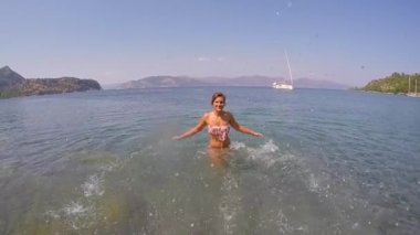 Çekici kadın kamera denizde su atar