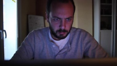 Okuyan adam - Web Çalışma odasında bir şey ararken o bilgisayar kullanıyor ve yorgun görünüyor