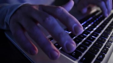 Bir adam bilgisayar üzerinde bir şey yazıyor ve sıkıştırma girmek düğme