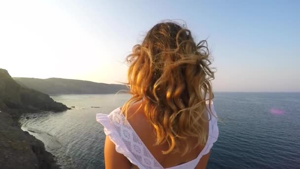 Žena je u moře a obrací se na kameru a než její úsměv - je na kopci a je slunce - Zpomalený pohyb — Stock video