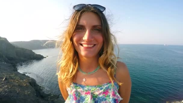 Krásná žena v hill a výhled na moře — Stock video