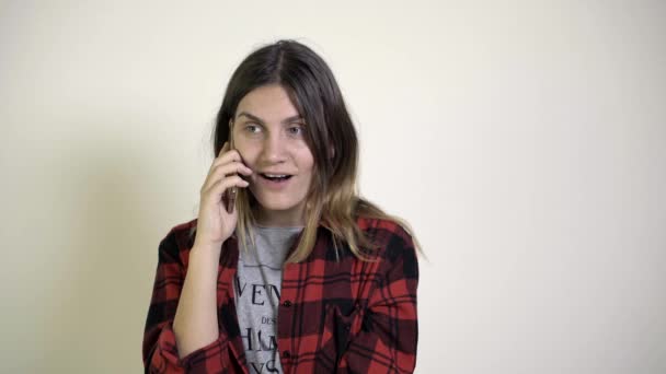 Attraente donna parla con un amico al telefono — Video Stock