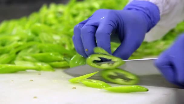 Lo chef sta tagliando il papper verde — Video Stock