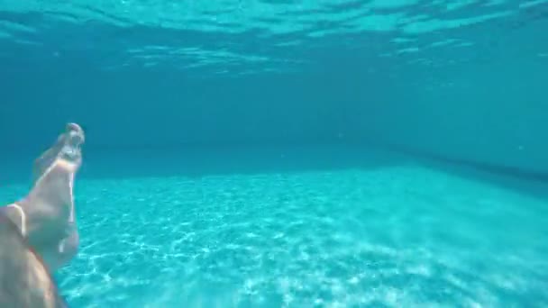 Un ragazzo sta nuotando in piscina — Video Stock