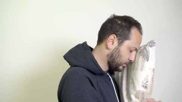 Junger Mann ertrinkt und ist erschöpft — Stockvideo