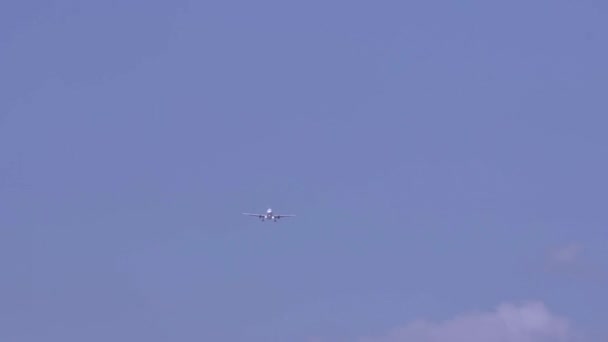 Um avião está pousando - ele tira rodas — Vídeo de Stock