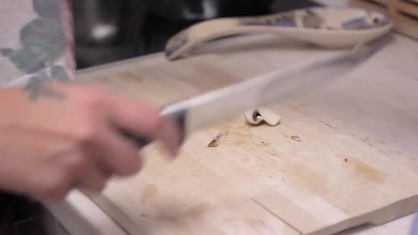 Une femme coupe des champignons dans la cuisine — Video