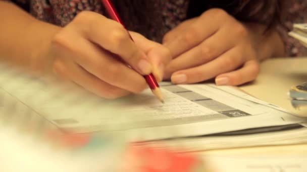 Woman studies and she thinks about answer of quiz — Stock Video