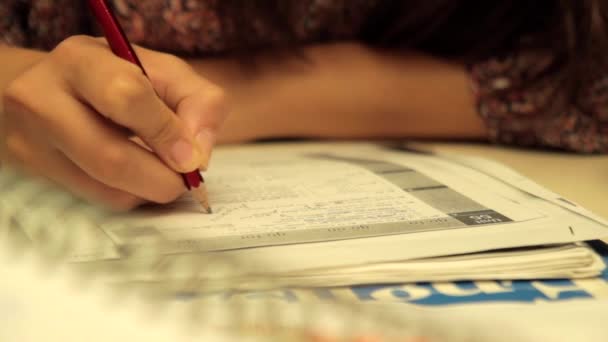 Woman studies and she thinks about answer of quiz — Stock Video