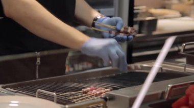 Yeşil kağıt ve şiş ızgara domates - koyarak Şef