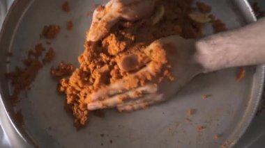 Limon ve tuz La Turca - Türk meze - eklemek biftek Tartar hazırlanıyor