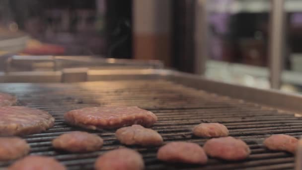 Cuisson boulette de viande sur le gril — Video