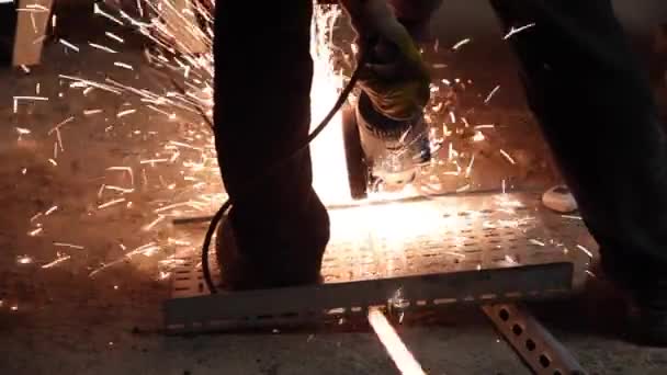 Ouvrier meulage métal — Video