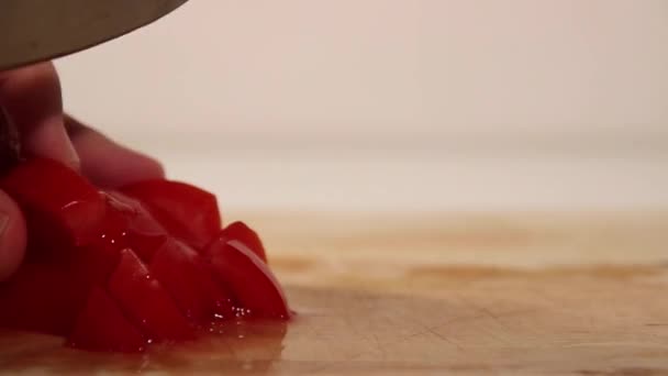 Ein Mann schneidet Tomaten — Stockvideo