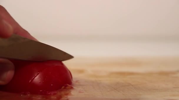 Un hombre cortando tomate — Vídeos de Stock