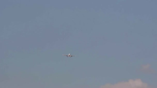 Самолет летит издалека — стоковое видео