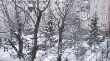 Snowy şehir - Apartmen bina sahne - Tilt