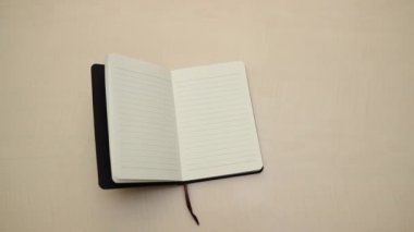 Tablo ile ilgili bir kitap almak / kitap masada