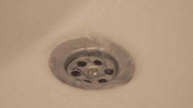 Lavabodan su geçiyor