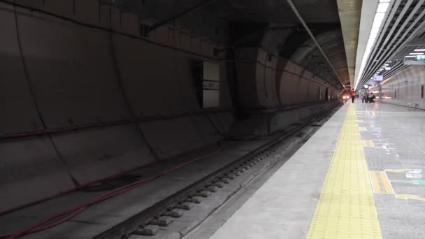 Marmaray metra, pasażerom wyjść z pociągu, 18 grudnia 2013, Sirkeci stacji Istanbul - Turkey — Wideo stockowe