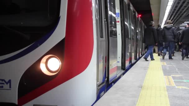 Metropolitana di Marmaray, I passeggeri scendono dal treno, 18 dicembre 2013, Stazione Sirkeci ISTANBUL - TURCHIA — Video Stock