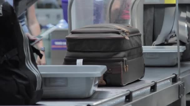 Prendere i bagagli a raggi X - Sicurezza - 14 agosto 2015 Istanbul Ataturk Airport TURCHIA — Video Stock