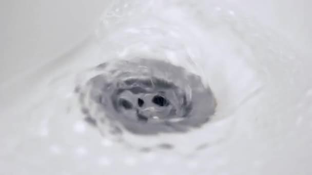 Wasser fließt aus der Spüle — Stockvideo