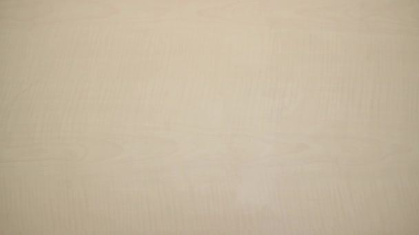 Jetez le livre sur la table 