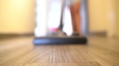 Elektrikli süpürge ile düz temiz