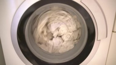 çalışan çamaşır makinesi